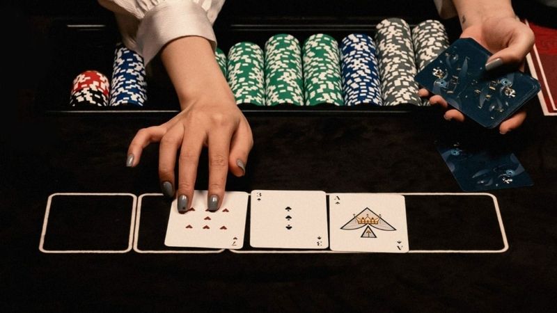 Chia bài trong Poker